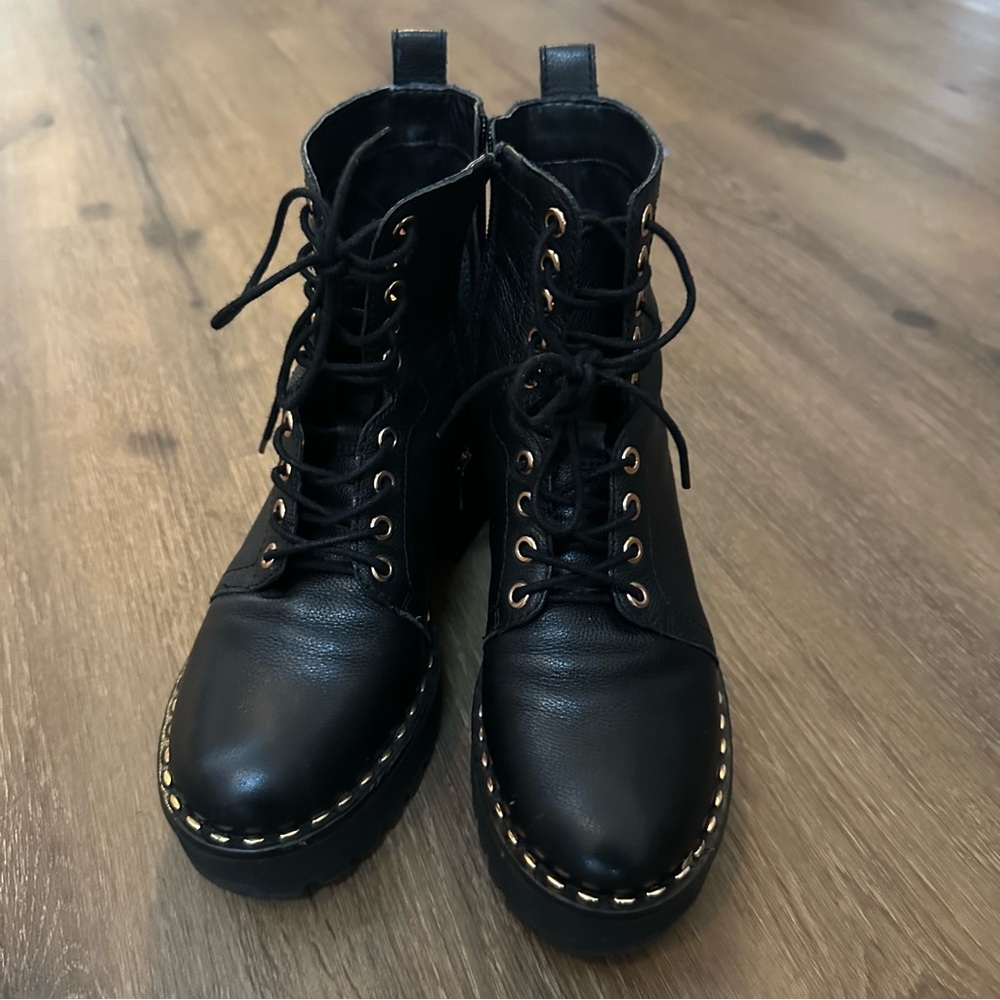EUC Vince Camuto Women's Mecale Lug Sole Combat Booties - sz. 6.5